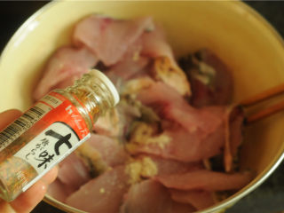 4、川香麻辣鱼,鱼片放入盆里，加入盐、料酒、蛋清、淀粉、七味粉