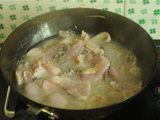 13、川香麻辣鱼,汤内放入鱼片，小火煮一分钟，倒入盆中