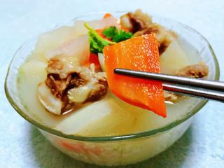 15、排骨炖萝卜,胡萝卜维生素含量较丰富多吃对身体有益