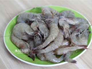 1、蝴蝶虾,大虾洗净，冲洗干净。