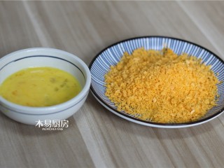 5、蝴蝶虾,鸡蛋打散备用，准备一些面包糠备用。