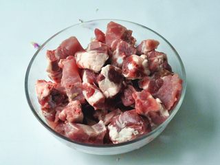 1、香辣干锅排骨,将排骨切小块，洗净备用。