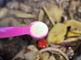 17、香辣干锅排骨,根据口味，倒入一小勺鸡精。