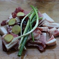 1、薯粉蒸肉,一猪肉片,放上葱、姜、老抽