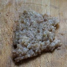 3、薯粉蒸肉,虾剁成末