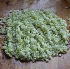 4、薯粉蒸肉,白菜切碎,里面加盐,剁碎后,用纱布挤出水分