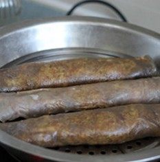 13、薯粉蒸肉,放入锅中,热水蒸10分钟