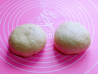6、沙拉火腿面包卷,发酵好的面团分成2份，盖上保鲜膜松弛10分钟。