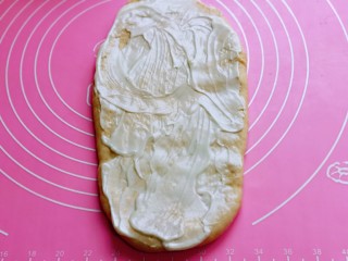 7、沙拉火腿面包卷,取一款面团，用擀面杖擀长舌状，涂抹上沙拉酱。