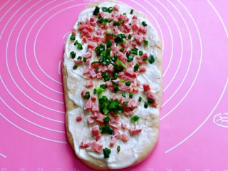 8、沙拉火腿面包卷,再撒上火腿碎与葱花。