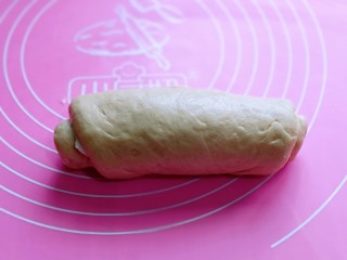 9、沙拉火腿面包卷,由上至下卷起，收口捏紧。