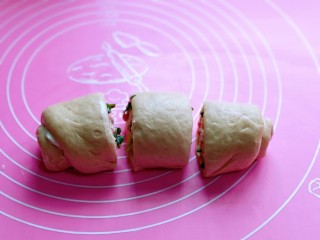 10、沙拉火腿面包卷,再切出三段。(大小段可以根据个人喜欢)