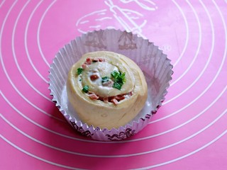 11、沙拉火腿面包卷,放入纸托中，用手轻轻按压，依次做完。