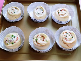 12、沙拉火腿面包卷,做好的面包卷胚放入烤盘中，进行二次发酵。