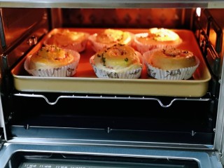 14、沙拉火腿面包卷,将烤盘入烤箱中层。