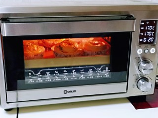 15、沙拉火腿面包卷,上下管170度烤20分钟，注意观察颜色，中途加盖锡纸。(烤箱温度及时间仅供参考)