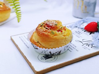 16、沙拉火腿面包卷,出炉啦，被家人抢去4个哈～