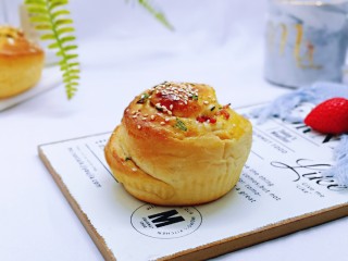 17、沙拉火腿面包卷,取下纸托，香香哒～早餐来一个，能量满满一整天。