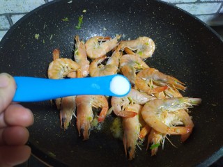 11、油焖大虾,盐