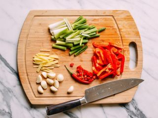 3、干锅花菜,配菜切好。