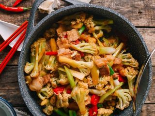 12、干锅花菜,家里没有加热锅的就可以做成花菜炒肉版本。