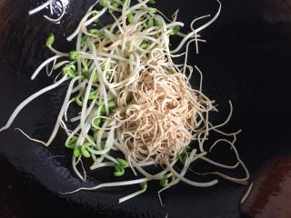 5、水煮肉片,放入黄豆芽、豆腐丝翻炒1分钟，这时中火；