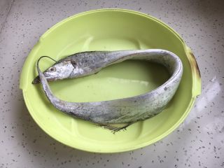 1、红烧带鱼,带鱼去鳞、去内脏、去腹黑，清洗干净。