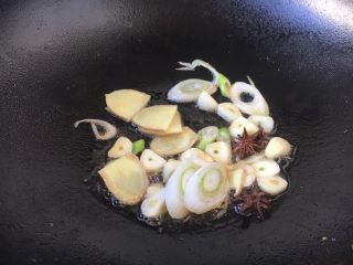 7、红烧带鱼,锅里留少许底油，放入葱姜蒜、八角佐料爆香。