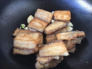 8、红烧带鱼,放入煎好的带鱼。