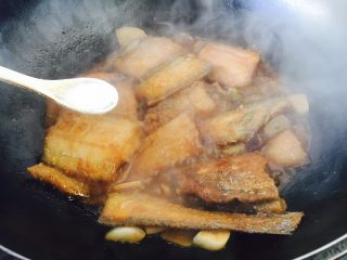 15、红烧带鱼,然后大火收汁，放入少许盐调味。