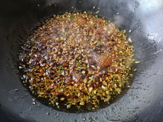 11、蒜蓉粉丝蒸金针菇——快手下饭就靠它,煮开至浓稠。