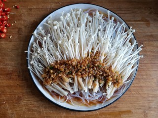 12、蒜蓉粉丝蒸金针菇——快手下饭就靠它,将煮好的蒜蓉料汁浇在金针菇上。