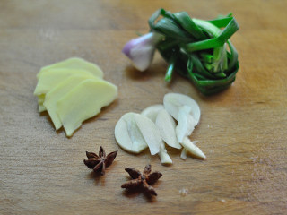 1、啤酒鸡翅,姜蒜切片，八角冲洗干净，葱打成葱结