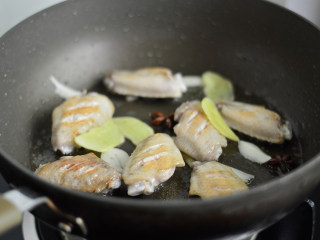 4、啤酒鸡翅,两面都煎至焦黄后放入姜蒜、八角