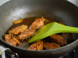 8、啤酒鸡翅,调入少许白糖，开大火翻炒收汁