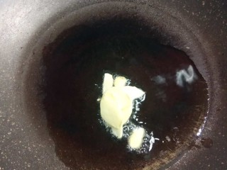 7、白菜（娃娃菜）豆腐汤,油热放姜片