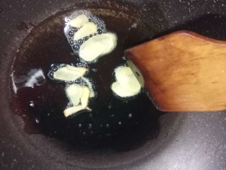 8、白菜（娃娃菜）豆腐汤,翻炒姜片出香味