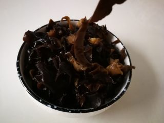1、酸辣绿豆芽炒肉丝,木耳泡发，然后切成细丝。