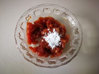 4、酸辣绿豆芽炒肉丝,拌匀后，加适量淀粉，再次拌匀，腌制七八分钟。