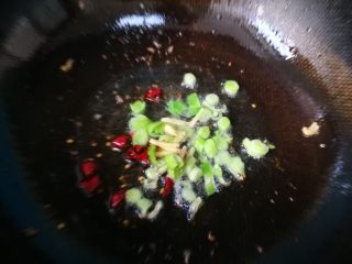 9、酸辣绿豆芽炒肉丝,然后锅内，炒香辣椒末，葱姜。