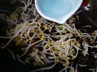 10、酸辣绿豆芽炒肉丝,放入绿豆芽翻炒两三分钟，加米醋。可大火爆炒。