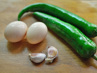 1、尖椒荷包蛋,材料准备好