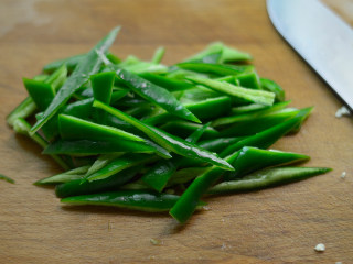 2、尖椒荷包蛋,尖椒剖开去辣心，切成粗丝