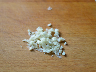 3、尖椒荷包蛋,蒜切成碎末