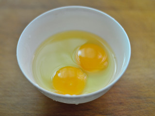 4、尖椒荷包蛋,鸡蛋打散在碗中