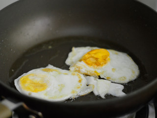 5、尖椒荷包蛋,煎成荷包蛋后盛出