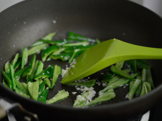 7、尖椒荷包蛋,放入尖椒，翻炒至断生