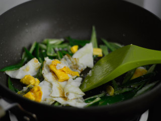 8、尖椒荷包蛋,加入荷包蛋