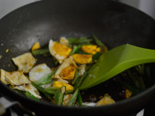 9、尖椒荷包蛋,倒入酱油，翻炒均匀