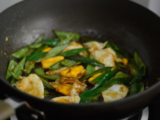 10、尖椒荷包蛋,翻炒均匀即可